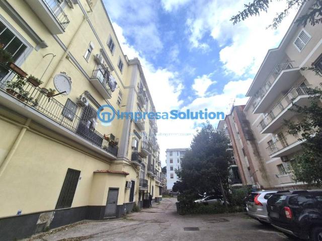 Locale Commerciale in vendita a Portici, Campania