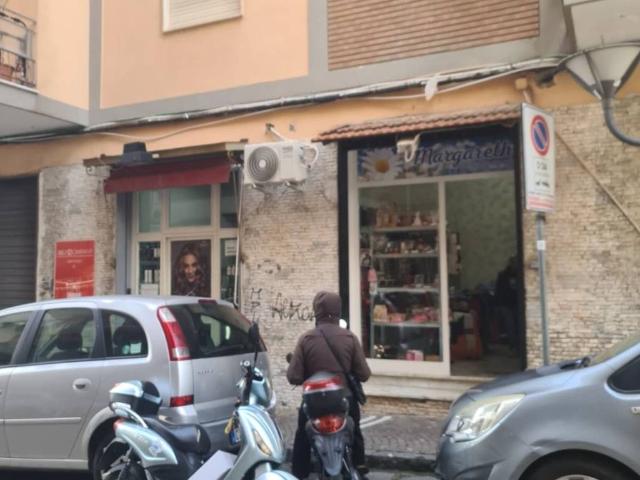 Locale Commerciale in vendita a Portici, Campania