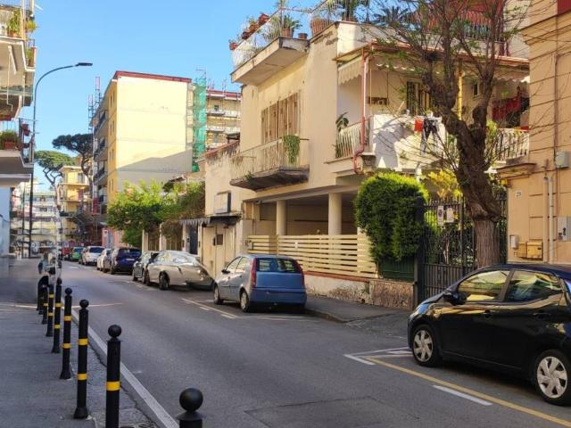 Locale Commerciale in vendita a Portici, Campania