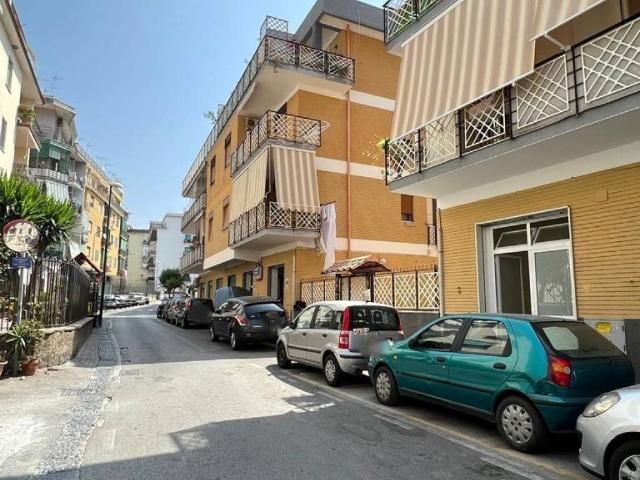 Locale Commerciale in vendita a Portici, Campania