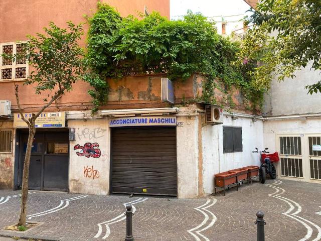 Locale Commerciale in vendita a Portici, Campania