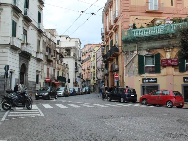 Locale Commerciale in vendita a Portici, Campania