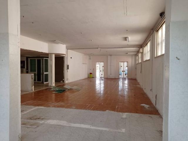 Locale Commerciale in vendita a Puglia, Lecce