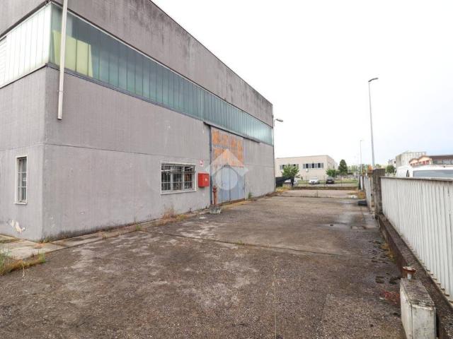 Locale Commerciale in vendita a Sant'Antonio, Porto Mantovano