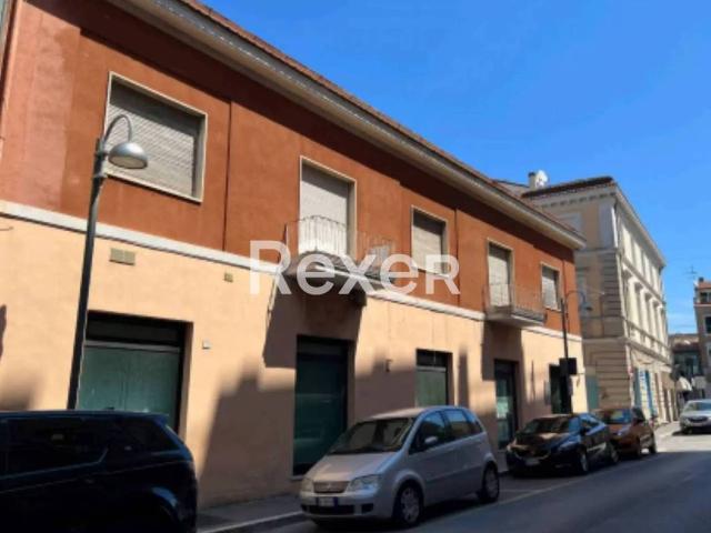 Locale Commerciale in vendita a Marche, Macerata