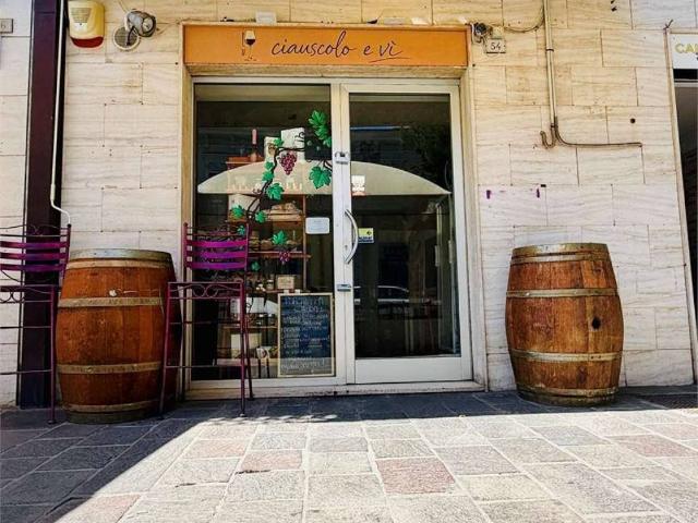 Locale Commerciale in vendita a Marche, Macerata
