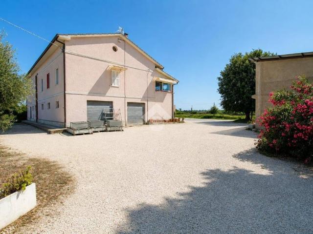 Locale Commerciale in vendita a Villa Costantina, Marche