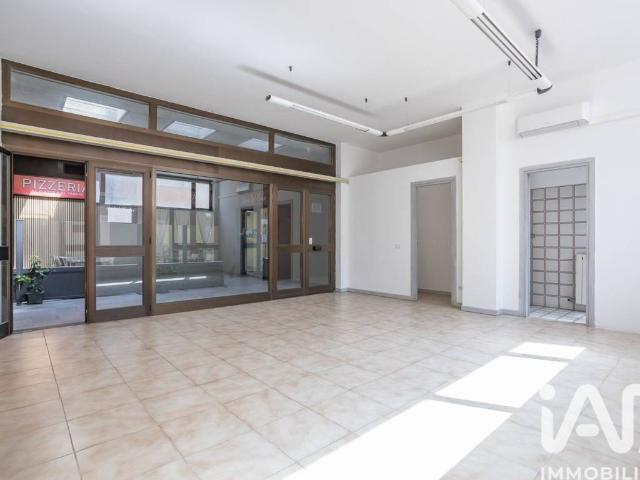 Locale Commerciale in vendita a Marche, Macerata