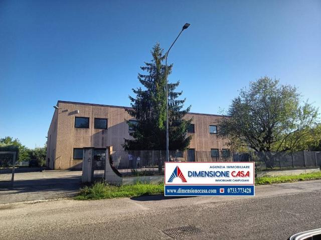 Locale Commerciale in vendita a Marche, Macerata