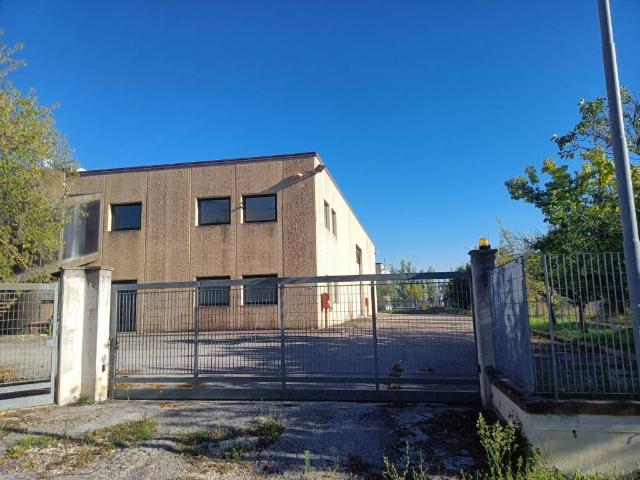 Locale Commerciale in vendita a Marche, Macerata