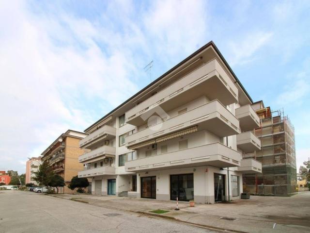 Locale Commerciale in vendita a Marche, Fermo