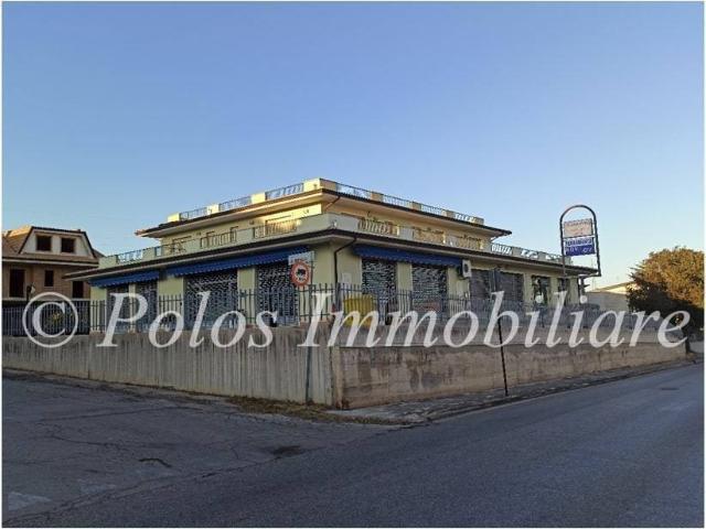 Locale Commerciale in vendita a Marche, Fermo