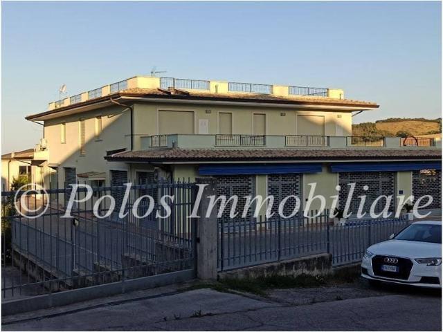 Locale Commerciale in vendita a Marche, Fermo
