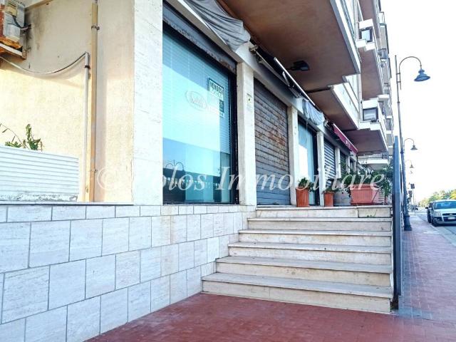 Locale Commerciale in vendita a Marche, Fermo
