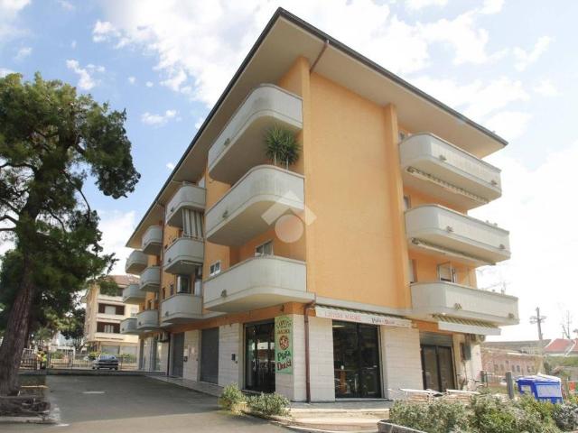 Locale Commerciale in vendita a Marche, Fermo