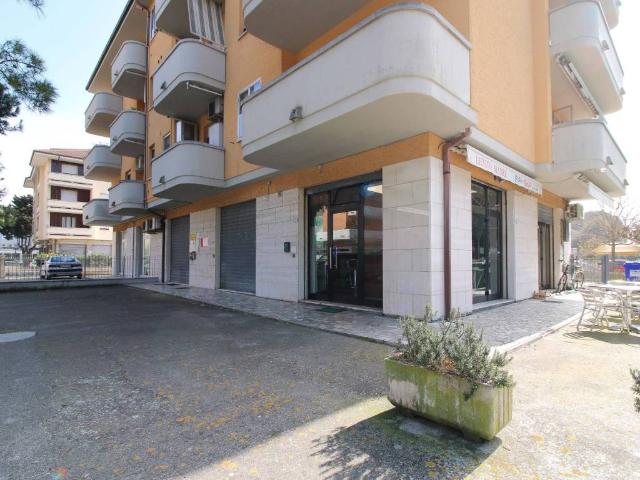 Locale Commerciale in vendita a Marche, Fermo