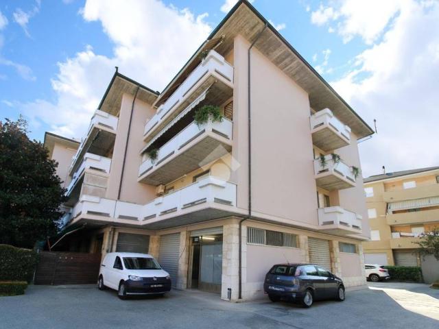 Locale Commerciale in vendita a Marche, Fermo