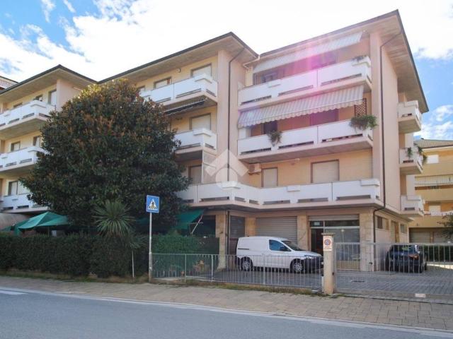 Locale Commerciale in vendita a Marche, Fermo
