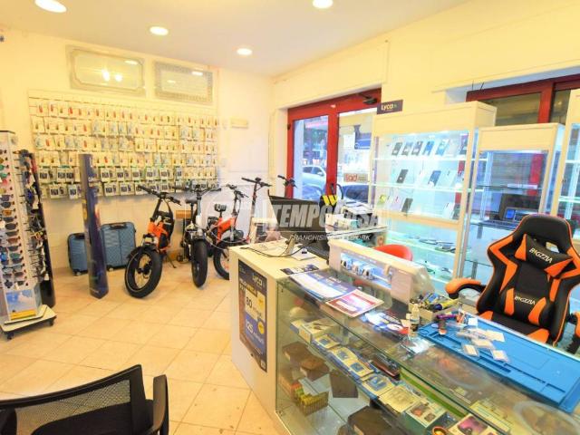 Locale Commerciale in vendita a Marche, Fermo