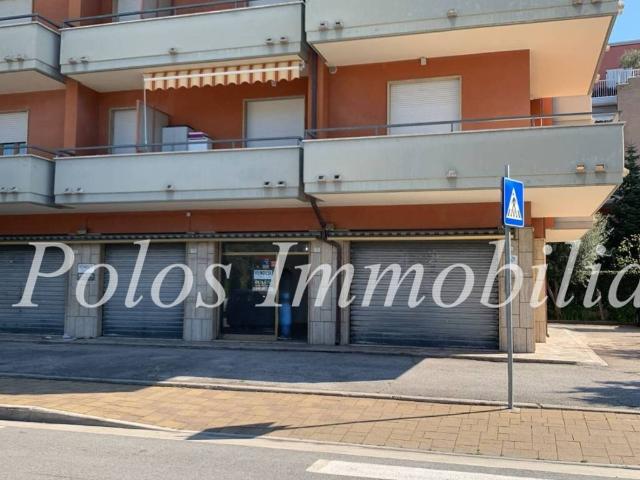 Locale Commerciale in vendita a Marche, Fermo