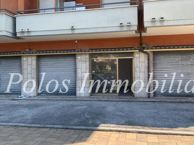 Locale Commerciale in vendita a Marche, Fermo