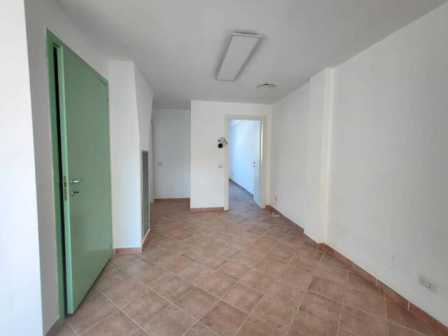 Locale Commerciale in vendita a Marche, Fermo