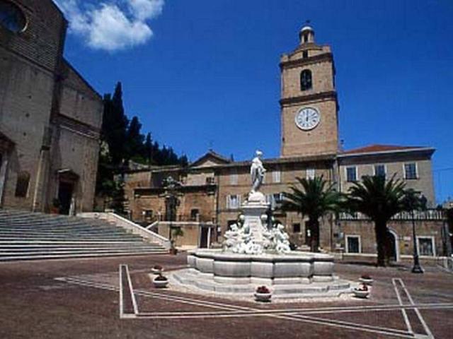 Locale Commerciale in vendita a Marche, Fermo