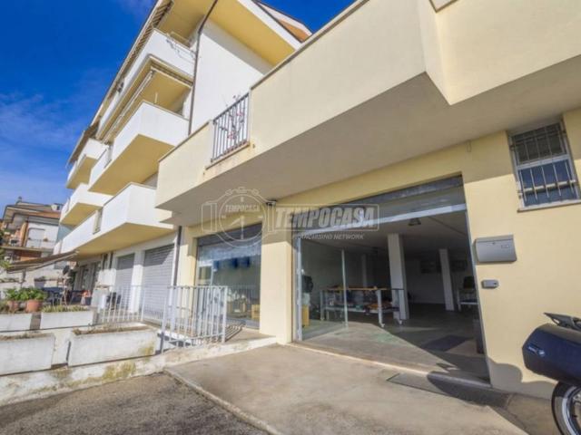 Locale Commerciale in vendita a Corva, Marche