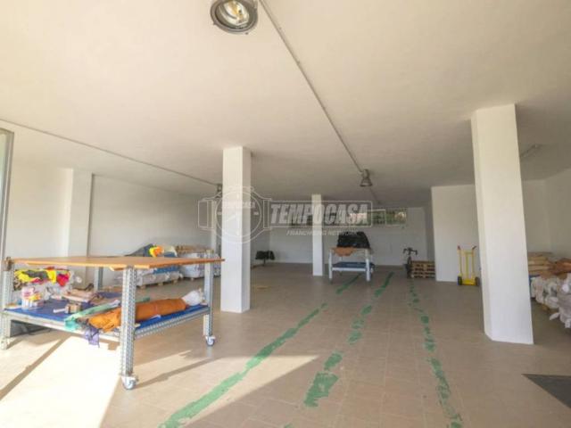 Locale Commerciale in vendita a Corva, Marche