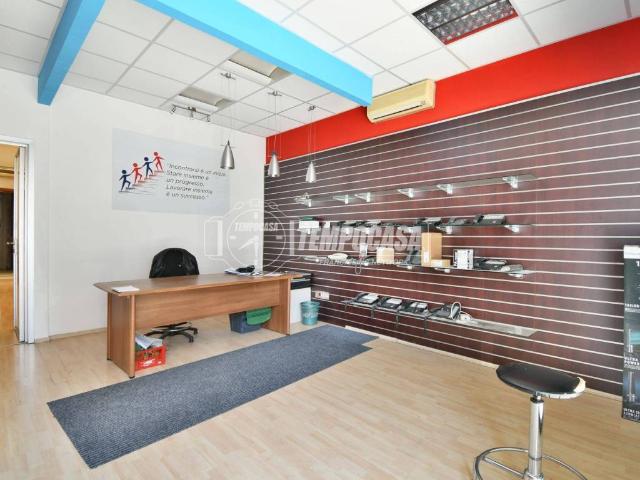 Locale Commerciale in vendita a Centro, Marche