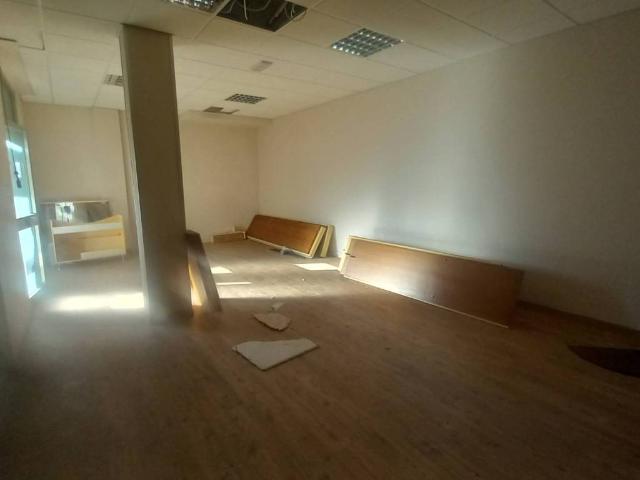 Locale Commerciale in vendita a Faleriense, Marche