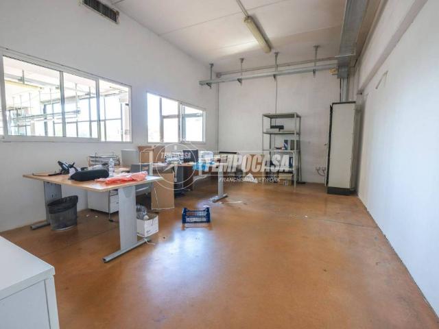 Locale Commerciale in vendita a Marche, Fermo
