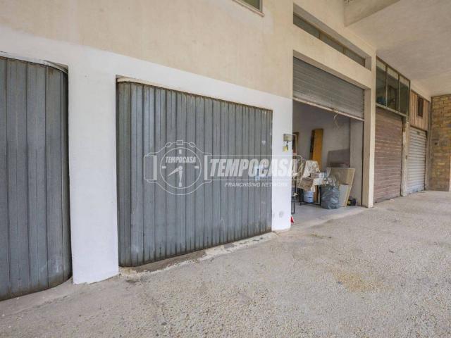 Locale Commerciale in vendita a Centro, Marche