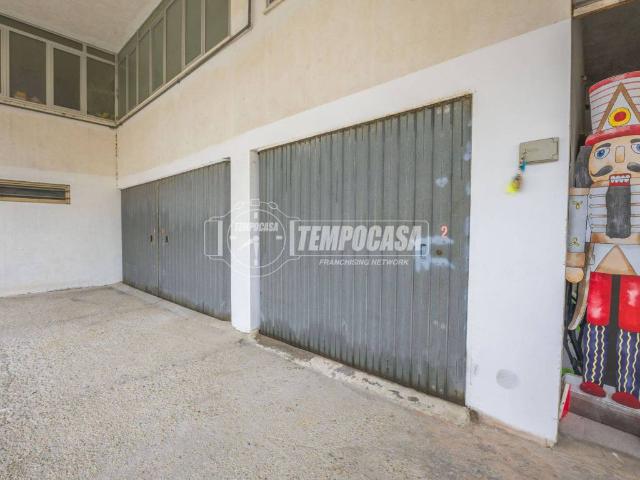 Locale Commerciale in vendita a Centro, Marche