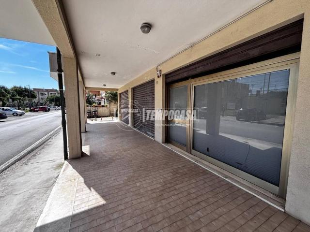 Locale Commerciale in vendita a Marina Picena, Marche