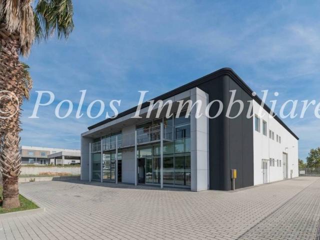 Locale Commerciale in vendita a Zona industriale San Filippo, Porto Sant'Elpidio