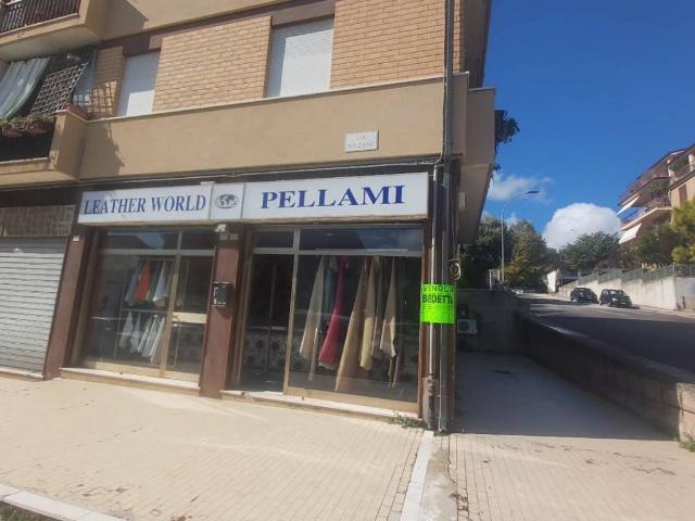 Locale Commerciale in vendita a Centro, Marche