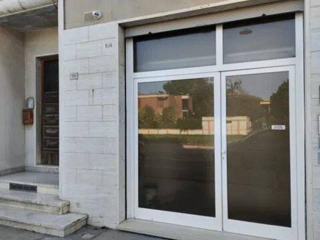 Locale Commerciale in vendita a Centro, Marche