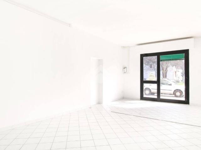 Locale Commerciale in vendita a San Filippo, Marche