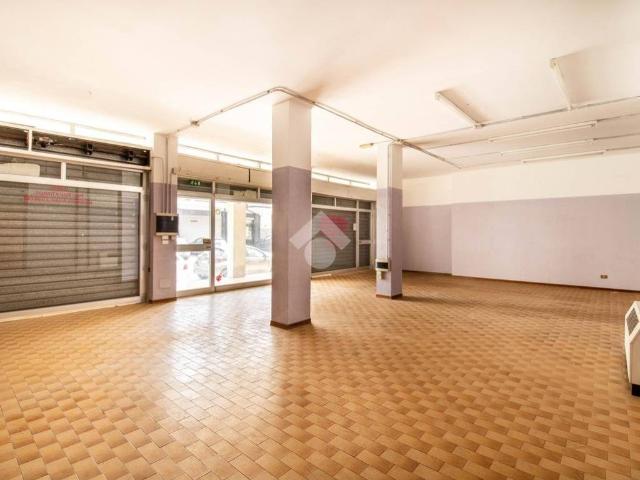 Locale Commerciale in vendita a Faleriense, Marche