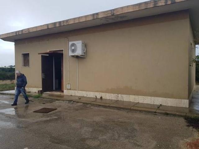 Locale Commerciale in vendita a Porto Torres, Sardigna/Sardegna