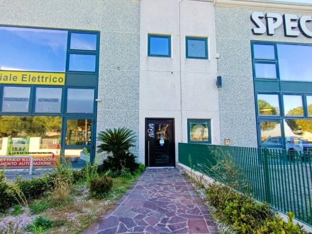 Locale Commerciale in vendita a Porto Viro, Veneto