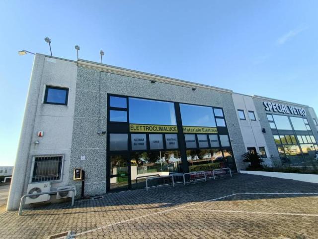 Locale Commerciale in vendita a Porto Viro, Veneto