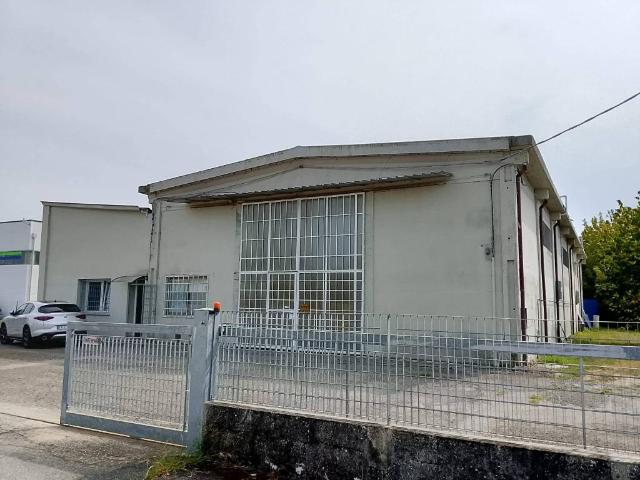 Locale Commerciale in vendita a Portomaggiore, Reggio Emilia