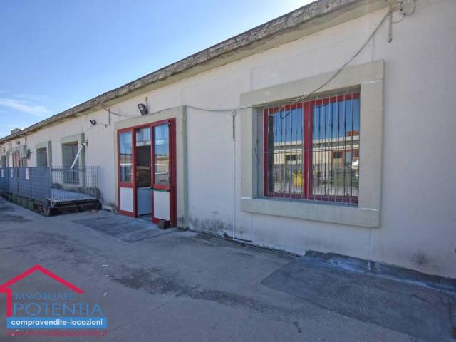 Locale Commerciale in vendita a Marche, Macerata
