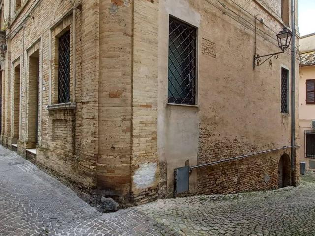 Locale Commerciale in vendita a Marche, Macerata