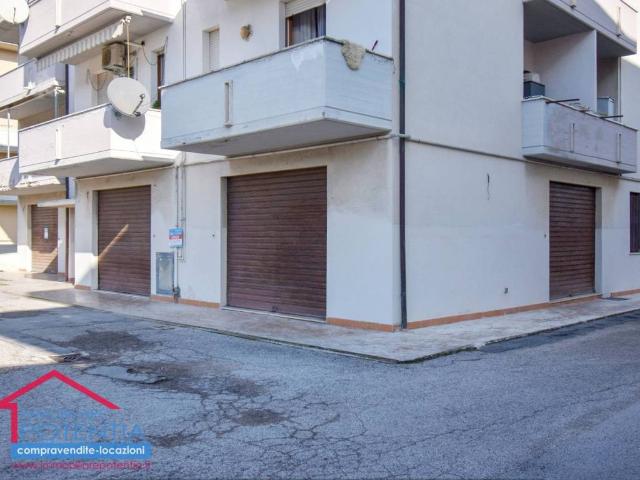 Locale Commerciale in vendita a Marche, Macerata