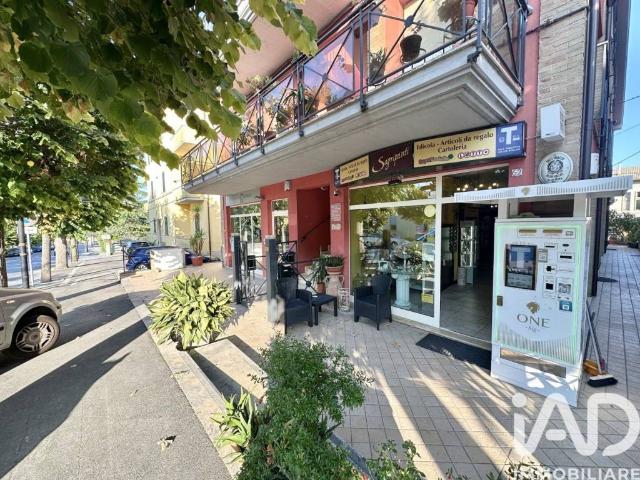 Locale Commerciale in vendita a Marche, Macerata