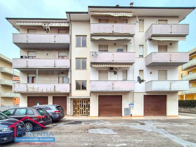 Locale Commerciale in vendita a Marche, Macerata