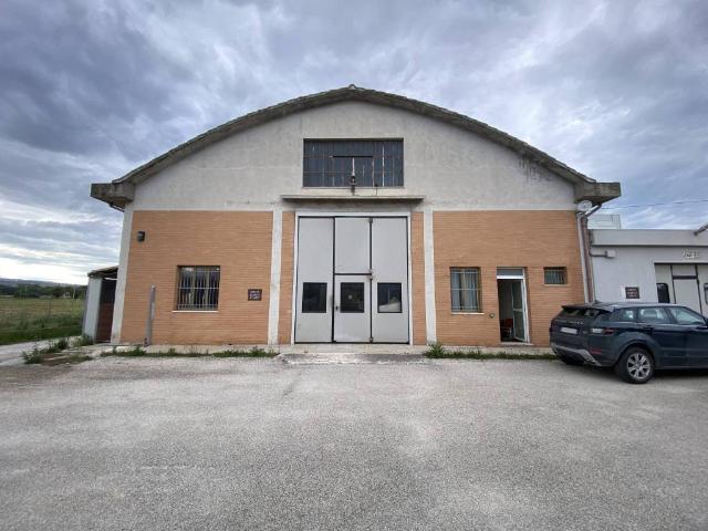 Locale Commerciale in vendita a Marche, Macerata
